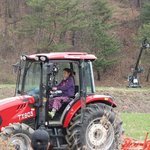 직접 트랙터 운전하는 카라 구하라, 대박!