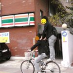 참 힘들게 등교하는 남자 학생 2명