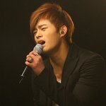 서인국 컴백무대 사진들, <b>날렵</b>해진 턱선!