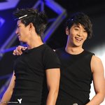홍대 길거리콘서트 중 우는 옥택연