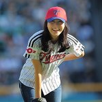 <b>lg</b> 시구하는 김하늘, 운동화 신은 다리가..