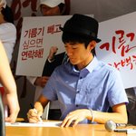 개그맨 한민관이 팬들에게 <b>사인</b>해주는 모습 샤샷!!