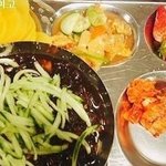 엄청난 한국 고등학교의 <b>급식</b>