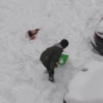 집 앞에서 눈을 치우던 <b>도도</b>한 매력남... 알고보니