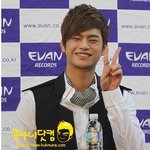 팬사인회 한 서인국, 순박해보이는 미소