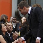 제이크 길렌할과 악수하는 케<b>서방</b> 부인 앨리스 킴!