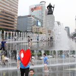 광화문광장에 앉아있다 발견한 훈남 3인방
