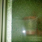 집 <b>찬장</b>(?)유리가 새벽에 갑자기 꺠졌어요!! ㅠㅠ(인증샷)