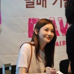 초접근 사진에도 아기피부같아요ㅠㅠ 예뻐지는 강민경~