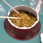 ●컵라면을 뚜껑말고 뒤로먹어보셨나요 사진有