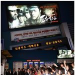 <포화속으로>배우들과 <b>포옹</b>을 하고 복근을 만졌어요
