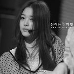 긴 생머리의 설리, 다크서클의 <b>압박</b>;