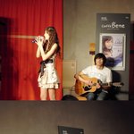 미모의 싱어송라이터 <b>라라</b>