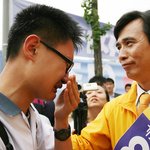 [펌]유시민 후보의 손을 붙잡고 눈물을 터뜨리는 학생....짠하다...