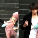 팬이 선물한 <b>수달</b>인형 꼭 안고있는 비ㅋㅋ