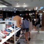 백화점에서 신발 쇼핑중인 소녀시대 태연