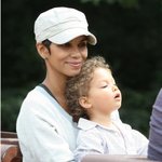 엄마 할리베리와 공원 <b>놀러</b>온 딸 날라ㅋ