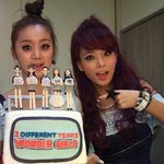 팬들이 준 <b>케익</b> 인증하는 원더걸스 혜림-유빈