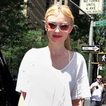 빨간 립스틱 바른 다코타 <b>패닝</b>, 안 어울려