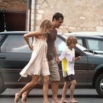 <b>맨발</b>로 장보러 다니는 주드 로-시에나 밀러