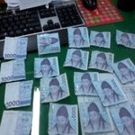 반으로 나뉜 지폐들