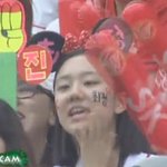 문학경기장에서 <b>최정</b> 머리띠를 쓴 여자