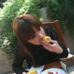 금기식품 먹고 있는 <b>박봄</b>, 이러다 혼날듯;