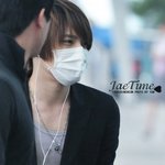 마스크쓰고 <b>공항</b> 나타난 영웅재중, 더 튀네