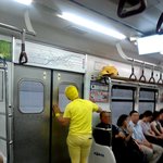 사진有)지하철에서 모든게 <b>노랑</b>색인 특이한 사람을 봤어요!