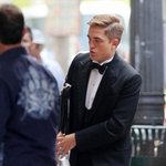 깔끔하게 턱시도 차려입은 로버트 패틴슨