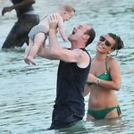 아들을 사랑스럽게 바라보는 <b>루니</b>, 휴가지에서