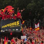 문어도사 <b>파울</b>과 함께 시가행진하는 스페인 선수들