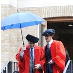 남친 <b>학위</b>수여식 참석한 미란다 커, 화사해