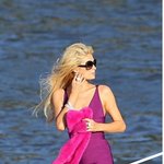 <b>배위</b>에서 촬영중인 패리스 힐튼, 한껏 멋부렸어