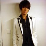 영웅재중과  top의  화이트 수트