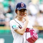 두산경기 시구하는 유인나, <b>민망</b>한 핫팬츠;