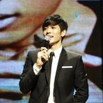 블랙수트를 입고 등장한 <b>세븐</b>