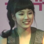 팬들에게 손 흔들어주는 <b>miss</b> a 수지