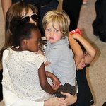 극비 내한한 <b>졸리</b>, 공항에서 무표정이었던 이유