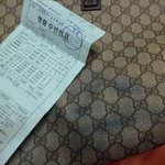 8900원짜리 옷에 무릎 꿇은 73만원짜리 명품가방.