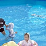 수영장에 홀로 떠있는 아기