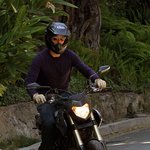 바이크 타고 햄버거 사러온 올랜도 <b>블룸</b>