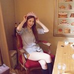 <b>왕관</b>쓰고 생일 분위기내는 다비치 '강민경'