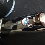 자동으로 <b>세척</b>하고 살균까지 하는 똑똑한 면도기