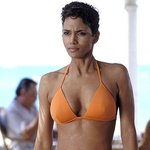 할리 <b>베리</b>의 누드 예찬론 “옷을 벗을 때 행복감 느낀다”