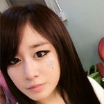 얼굴에 <b>큐빅</b> 타투한 '티아라' 지연