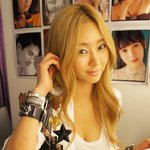 지나(g·<b>na</b>), “가슴골 드러나지 않는 의상 골라 입어”