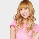 <b>분홍</b>계열 옷 입은 스타