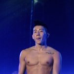 팬미팅 현장에서 꿀 복근 자랑하는 '재범'