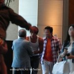 <b>대선배님</b>께 깍듯이 인사하는 비, 훈훈한 모습